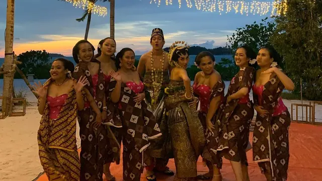 7 Potret Pernikahan Adipati Dolken dan Cantri Tachril Pakai Adat Jawa