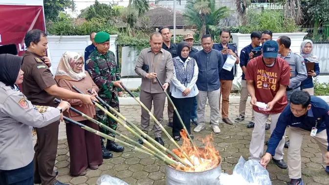 KPU Kota Bogor bersama Forkopimda dan Bawaslu setempat membakar ribuan surat suara Pemilu 2024 yang rusak. (Liputan6.com/Achmad Sudarno)