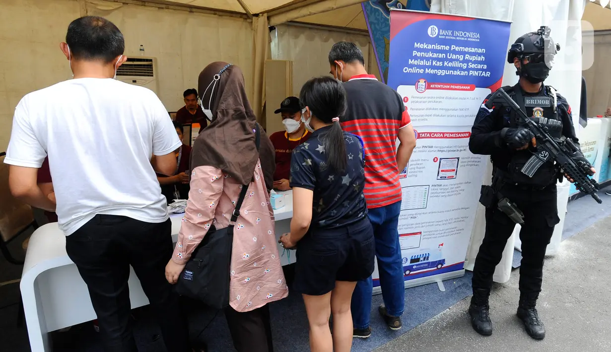 Polisi berjaga saat warga melakukan penukaran uang rupiah kertas tahun emisi 2022 di Hall Basket Gelora Bung Karno (GBK), Jakarta, Minggu (21/8/2022). Masih dalam rangka HUT Kemerdekaan ke-77 Republik Indonesia, Bank Indonesia mengeluarkan uang baru TE 2022 dengan pecahan Rp 100.000, Rp 50.000, Rp 20.000, Rp 10.000, Rp 5.000, Rp 2.000, dan Rp 1.000. (merdeka.com/Arie Basuki)