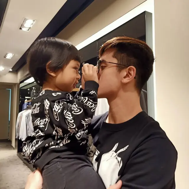 6 Potret Kedekatan Verrell Bramasta dan Adik Tirinya, Penuh Kasih Sayang