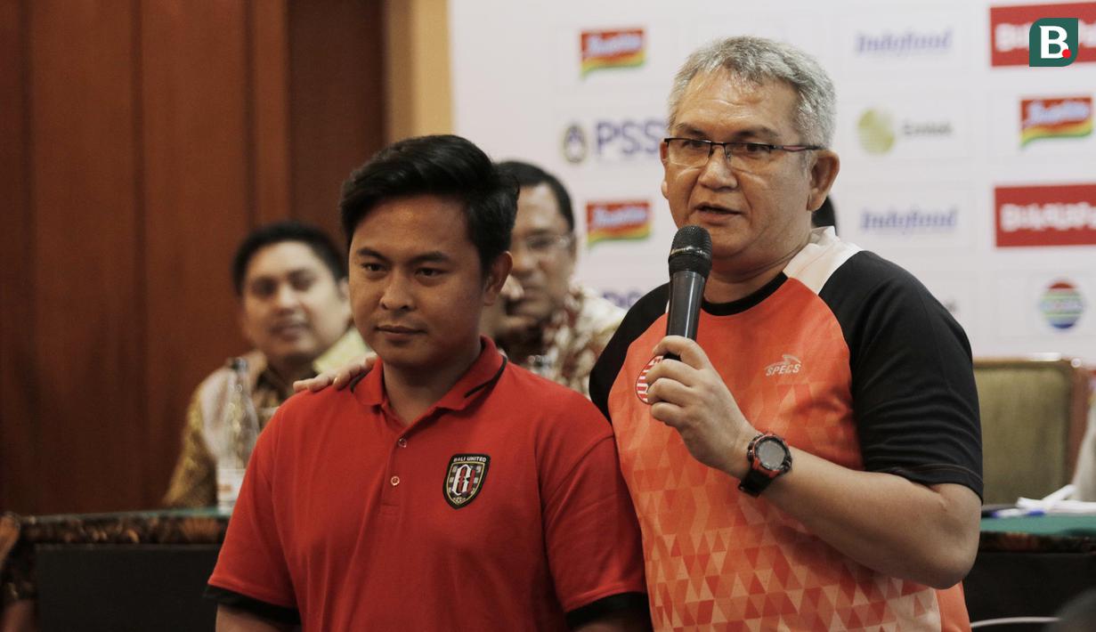 Ketua The Jakmania Ferry Indrasjarief, saat konferensi pers jelang laga final Piala Presiden 2018 di Hotel Sultan, Jakarta, Kamis (15/2/2018). Final dan semifinal Piala Presiden 2018 akan digelar di SUGBK Jakarta. (Bola.com/M Iqbal Ichsan)