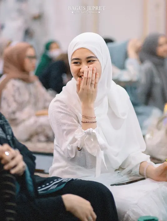 Dalam kesempatan tersebut, Aaliyah tampil beda dari biasanya. Ia tampil anggun dalam balutan busana muslim warna putih lengkap dengan hijabnya.  [Instagram/aaliyah.massaid]