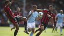 Gabriel Jesus (tengah) saat berebut bola dengan pemain AFC Bournemouth pada lanjutan Premier League di Vitality Stadium, Bournemouth, (26/8/2017). (Steven Paston/PA via AP)