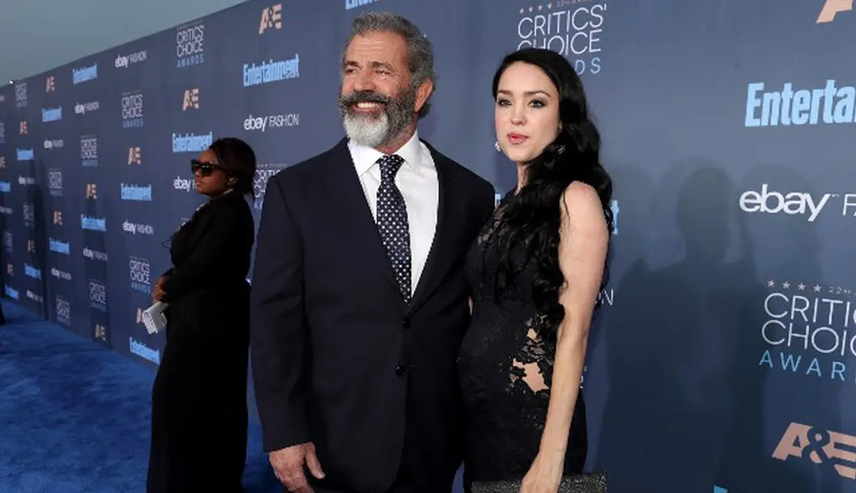 Berita kehamilan kekasih Mel Gibson, Rosalind Ross menjadi kabar yang banyak ditunggu para penggemarnya. Bersama kekasihnya, Mel pun akhirnya buka suara soal jenis kelamin anaknya yang sedang dikandung Ross. (AFP/Bintang.com)