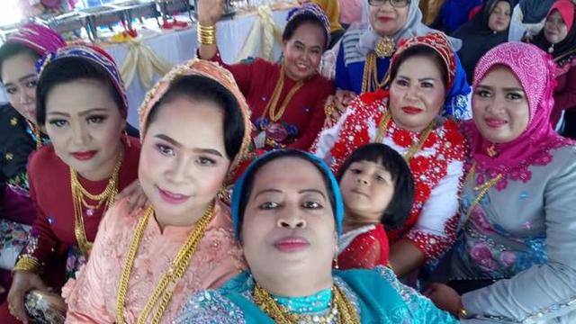 Ibu ini disebut sebagai toko emas berjalan (dream.co.id/Facebook Jumrawati Paradillah)