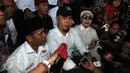 Ahmad Dhani dan Ratna Sarumpaet diwawancarai awak media di Gedung KPK, Jakarta, Kamis (2/6). Ahmad Dhani protes karena dilarang menggelar konser sekaligus demonstrasi bertajuk 'Panggung Rakyat Tangkap Ahok' di depan gedung KPK (Liputan6.com/Helmi Afandi)