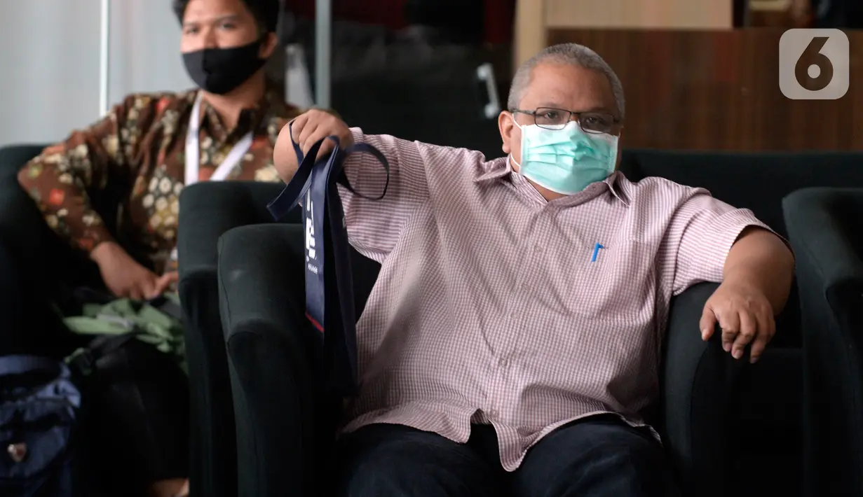 Direktur Dana Perimbangan Kemenkeu, Putut Hari Satyaka menunggu pangilan penyidik akan dimintai keterangan di Gedung KPK, Jakarta, Selasa (23/6/2020).  Putut diperiksa sebagai saksi untuk pengembangan baru kasus dugaan korupsi pengurusan anggaran dana alokasi khusus (DAK). (merdeka.com/Dwi Narwoko)