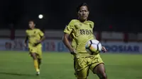 Gelandang Bhayangkara FC, Adam Alis, mengontrol bola saat melawan Persipura Jayapura pada laga Liga 1 di Stadion PTIK, Jakarta, Senin (18/11). Bhayangkara menang 2-0 atas Persipura. (Bola.com/Vitalis Yogi Trisna)