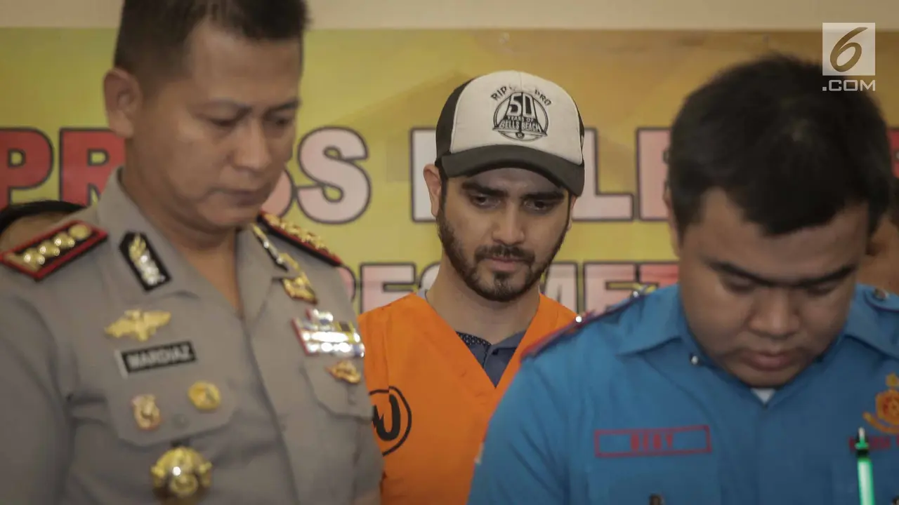Pakai Seragam Tahanan, Fachri Albar Tertunduk Lesu