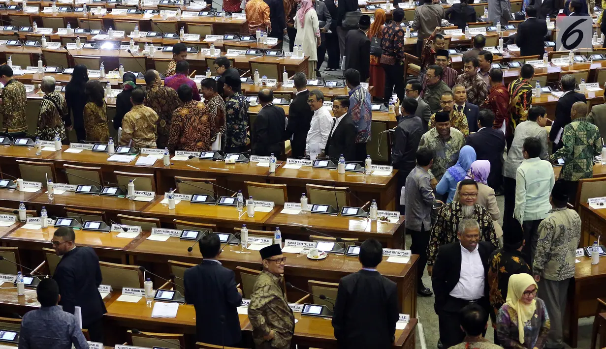 Anggota Dewan dari 4 Fraksi yaitu Gerindra, PAN, Demokrat, dan PKS melakukan Walk Out saat Pengambilan Keputusan RUU Pemilu, di Komplek Parlemen, Senayan, Jakarta, Kamis (21/7). DPR memilih opsi A, yaitu Presidential Threshold. (Liputan6.com/Johan Tallo)