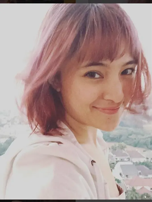 Seperti menggonta-ganti warna rambut mulai dari pirang, merah dan sekarang abu-abu hingga model pakaiannya yang jauh lebih fashionable. (Via Instagram/@Marshanda99)