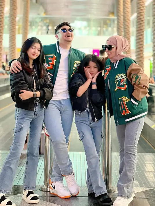 Kehadiran momongan sangat dinantikan oleh pasangan ini. Bagi Nurul, ini merupakan anak ketiganya. Dari pernikahan sebelumnya, istri Angga ini telah memiliki dua orang anak. Angga juga dekat dengan dua anaknya. [Instagram/anggawijaya88]