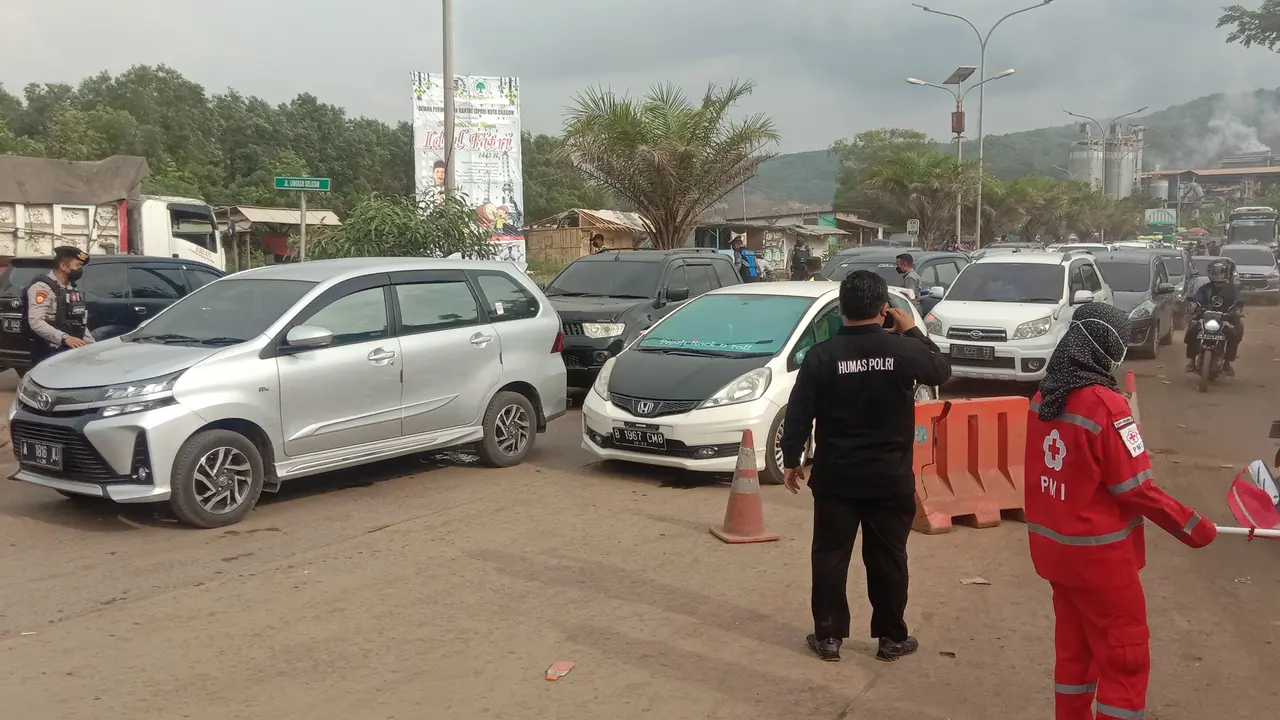 Suasana kendaraan wisatawan memadati jalan menuju kawasan Anyer