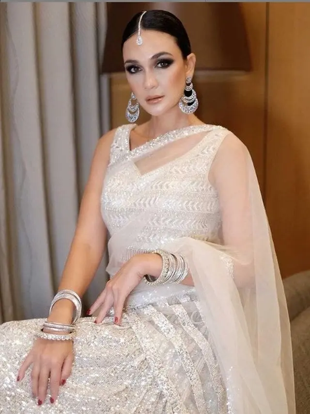 Penampilan 10 Seleb Wanita dengan Busana ala India, Bak Artis Bollywood