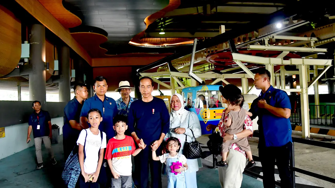 Presiden Joko Widodo atau Jokowi Saat mengajak dua cucunya jalan-jalan di Taman Mini Indonesia Indah (TMII) Jakarta.