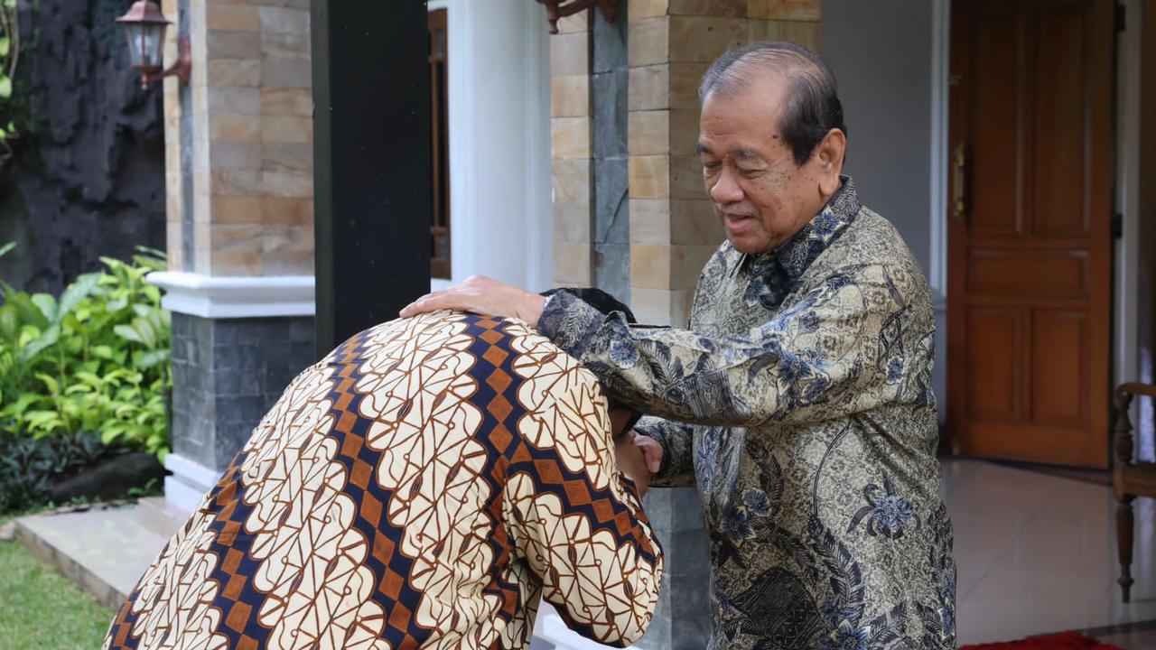 Menteri Pertahanan Prabowo Subianto cium tangan Laksamana TNI (Purn) Widodo AS