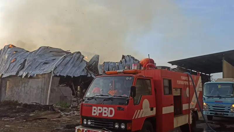 Petugas Damkar gabungan masih melakukan proses pemadaman api yang menghanguskan pabrik kertas yang berada di Jalan Raya Kudus-Pati, Desa Terban, Kecamatan Jekulo Kudus.(Liputan6.com/Arief Pramono)