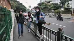 Pagar pembatas trotoar setinggi 70 centimeter dan membentang sepanjang 200 meter tersebut dipasang untuk menertibkan para pejalan kaki yang akan keluar dan masuk Stasiun Cikini. (merdeka.com/Iqbal S.Nugroho)