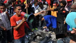 Ratusan pengunjuk rasa menyuarakan penolakan terhadap pilkada yang dipilih DPRD di depan Gedung DPR, Jakarta, (25/9/14). (Liputan6.com/Johan Tallo)