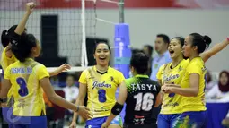 Pevoli putri Jawa Barat, Komang Bumi Rekta (tengah) bersorak saat laga melawan Kaltim di fase grup Y PON XIX Jabar di Gelora Sabilulungan, Kab Bandung, Rabu (21/9). Tim Jabar unggul tiga set (25-14, 25-16, 25-10). (Liputan6.com/Helmi Fithriansyah)