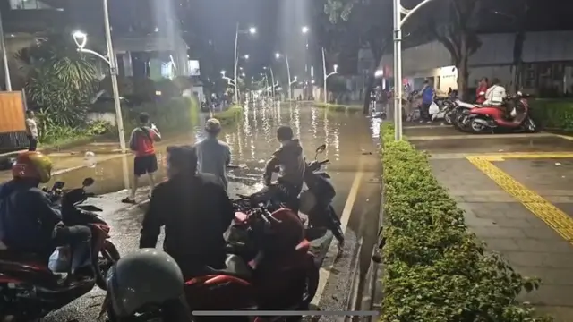 Jalan Kemang Raya, Jakarta Selatan, tergenang banjir pada Minggu malam (6/7/2025). Kendaraan pun tidak bisa melintas. (Istimewa)