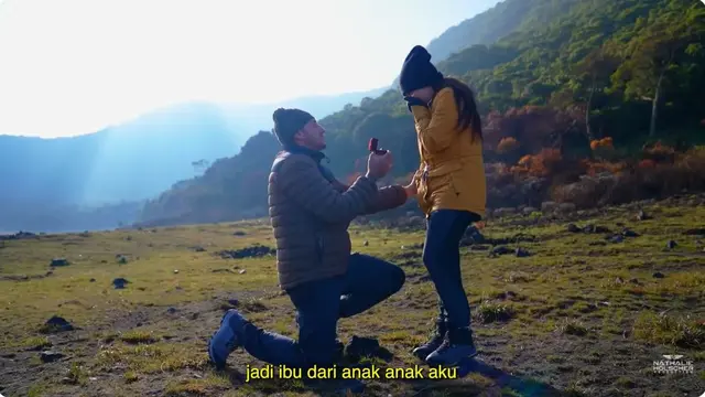 6 Potret Nathalie Holscher Dilamar Ladislao Camara, Romantis di Gunung Gede