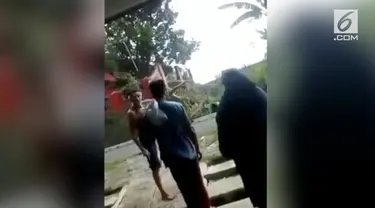 Beredar di media sosial, seorang Bule marah-marah ke Ustad karena terganggu dengan lantunan shalawat dari masjid. Lantunan shalawat disebutnya karaoke.