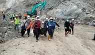 Tim SAR gabungan saat mengevakuasi satu dari tiga korban longsor gunung kuda Cirebon pada hari kedua pencarian. Foto (Liputan6.com / Panji Prayitno)