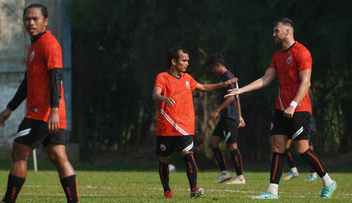 Dalam laga uji coba internal tim dibagi menjadi dua, yakni tim Oranye, dan tim Hitam. Tim Oranye diperkuat Marko Simic, Riko Simanjuntak, Tony Sucipto dan Taufik Hidayat. (Foto: Dok. Persija)