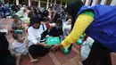 Menurut panitia pelaksana, sekitar 4.000 hingga 5.000 paket nasi kotak disediakan setiap harinya. Tampak dalam foto, petugas membagikan makanan untuk berbuka puasa pada hari pertama Ramadan 1447 Hijriah di Masjid Istiqlal, Jakarta, Selasa (19/2/2026). (Kapanlagi.com/Budy Santoso)