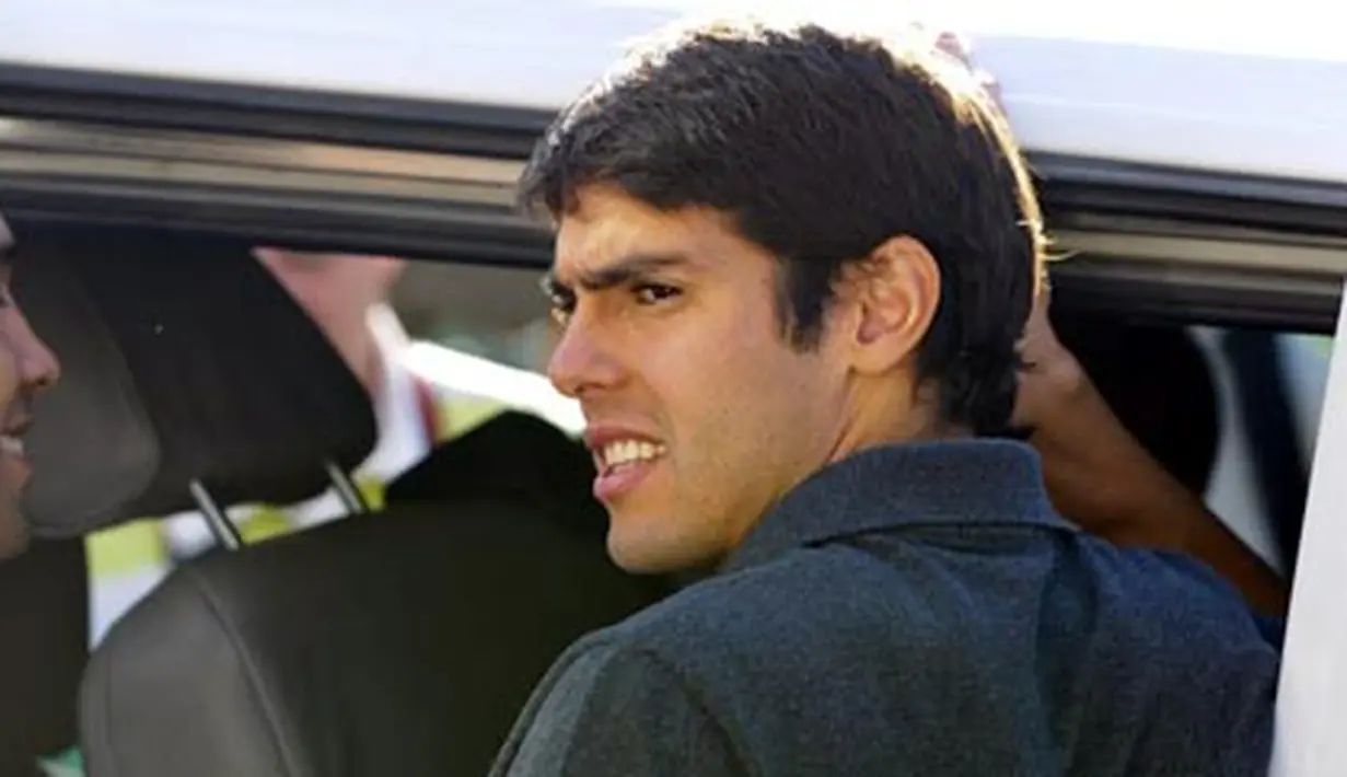 Striker Brasi dan Real Madrid Kaka sedang menaiki kendaraan dalam rangka tur pada 22 Juni 2009 di Johannesburg, Afsel. Brasil menghadapi Afsel pada 25 Juni untuk semifinal Piala Konfederasi. AFP PHOTO/ANTONIO SCORZA