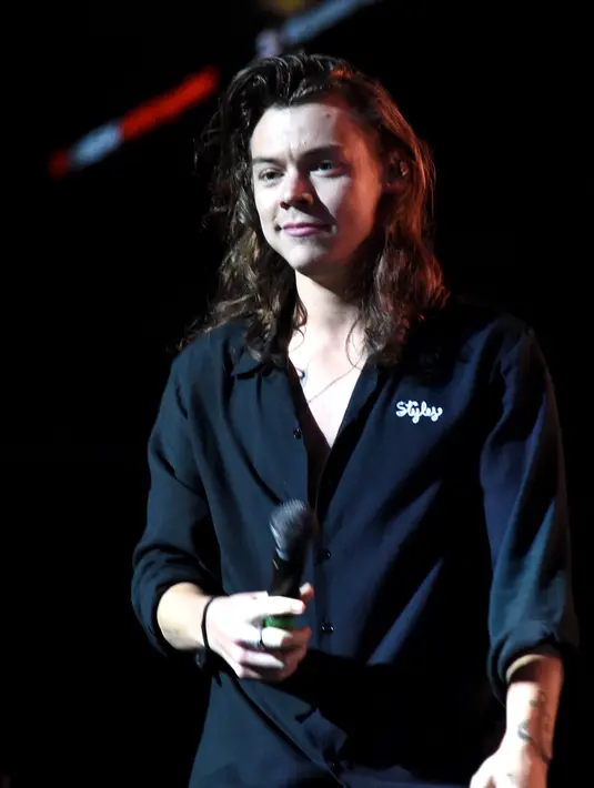 "Kalian dapat bangkit melawan penyakit ganas itu, semuanya tampak cantik jika tanpa rambut, kuncinya adalah percaya diri," sambung Harry. (AFP/Bintang.com)