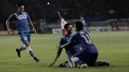 Bek Persib, Vladimir Vujovic, merayakan gol yang dicetaknya ke gawang PSM pada laga Piala Presiden 2017 di Stadion Si Jalak Harupat, Jawa Barat, Senin (6/2/2017). Persib menang 1-0 atas PSM. (Bola.com/Peksi Cahyo) 