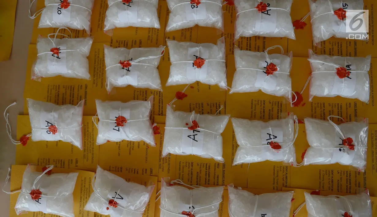 Barang bukti dalam rilis penyelundupan kasus narkotika jenis sabu ke kos-kosan di Mapolres Metro Jakarta Utara, Selasa (6/8/2019). Aparat kepolisian mengamankan seorang pengedar berinisial DA pada 27 Juli lalu saat menyelundupkan 10 kg sabu-sabu ke indekos. (merdeka.com/Imam Buhori)