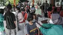 Petugas menyuntikkan vaksin Covid-19 kepada anak dalam program Vaksinasi Keliling di RPTRA Pulo Besar, Sunter Jaya, Jakarta, Selasa (12/7/2021). Kementerian Kesehatan mengalokasi 20 juta dosis vaksin Covid-19 untuk anak usia 12-17 tahun yang diberikan secara bertahap (merdeka.com/Iqbal S Nugroho