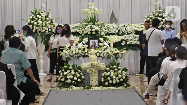FOTO: Momen Haru Upacara Tutup Peti Jenazah Laura Anna