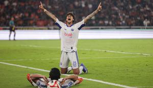 Pemain Arema FC, Betinho melakukan selebrasi usai meraih pertandingan Persija Jakarta vs Arema FC BRI Super League pekan ke-20 yang berlangsung di Stadion Utama Gelora Bung Karno, Minggu (8/2/2026) malam WIB. (Bola.com/Abdul Aziz)