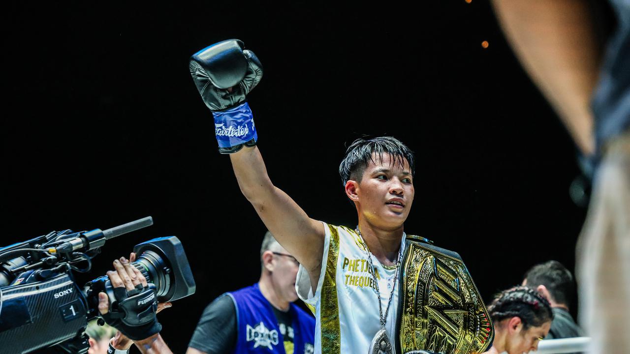 Phetjeeja sukses satukan sabuk kickboxing dan pensiunkan Janet Todd di ONE Fight Night 20