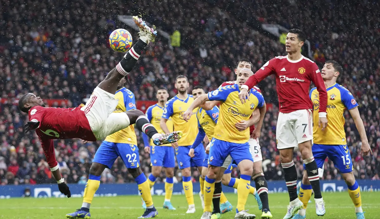 Pertandingan yang digelar di Old Trafford ini berkesudahan dengan skor imbang 1-1. (AP/Jon Super)
