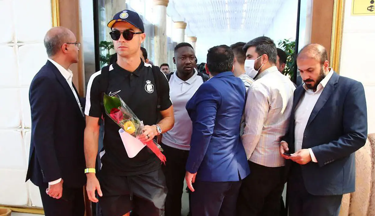 Pemain Al-Nassr, Cristiano Ronaldo tiba di Imam Khomeini International Airport, Tehran menjelang laga Liga Champions Asia 2023 melawan Persepolis FC, Selasa (19/09/2023). (AFP/Persepolis FC)