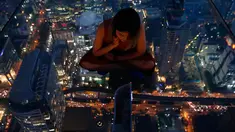 Wisatawan melihat pemandangan Kota Bangkok dari dek kaca gedung King Power Mahanakhon, Thailand, Rabu (21/11). Gedung King Power Mahanakhon saat ini menjadi yang paling tinggi di Thailand. (AP Photo/Sakchai Lalit)