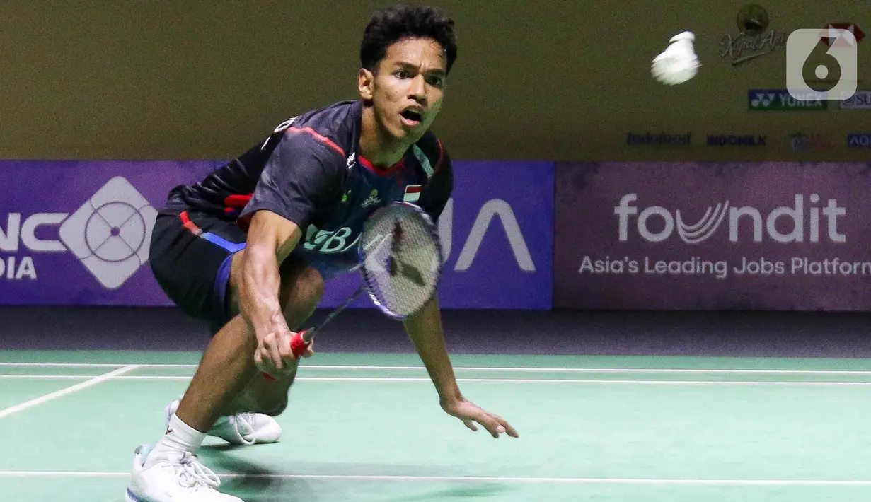 Pebulu tangkis tunggal putra Indonesia Chico Aura Dwi Wardoyo saat melawan Kantaphon Wangcharoen (Thailand) dalam babak 32 besar Indonesia Open 2024 di Istora Geloran Bung Karno, Senayan, Jakarta, Selasa (4/6/2024). (Liputan6.com/Herman Zakharia)