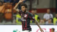 GOL KEMENANGAN - Luiz Adriano mencetak gol ke gawang Empoli dan membawa AC Milan menang 2-1. ( REUTERS/Giampiero Sposito)