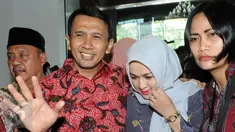 Gubernur nonaktif Sumut, Gatot Pujo Nugroho dan istrinya Evy Susanti saat tiba di Pengadilan Tipikor Jakarta, (23/12). Gatot dan Evy didakwa dua perkara yakni suap hakim dan panitera PTUN Medan dan suap eks Sekjen NasDem. (Liputan6.com/Helmi Afandi)