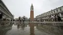 Venesia juga menghindari masuk ke dalam daftar situs yang terancam punah dua tahun lalu setelah pemerintah Roma mengumumkan larangan bagi kapal-kapal pesiar besar untuk melewati Lapangan Santo Markus dan kanal Giudecca. (AP Photo/Luca Bruno)