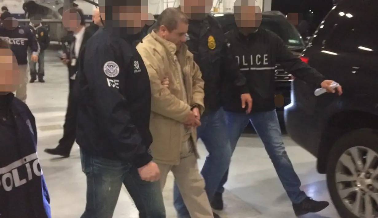 Joaquin "El Chapo" Guzman jelang diekstradisi ke New York, Meksiko (19/1). Ekstradisi Guzman sebagai hadiah terakhir Presiden AS Barack Obama sekaligus tawaran rekonsiliasi ke Trump, yang sering menghina Meksiko. (AFP Photo/Mexican Interior Ministry)