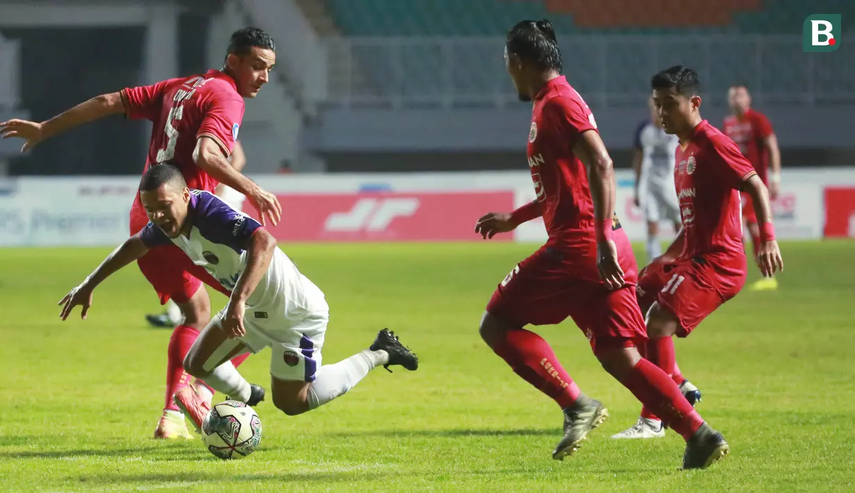 Kegagalan Harrison Cardoso mengonversikan peluang emas itu sekaligus menandai akhir dari partai Persija kontra Persita. Kedua tim harus puas dengan hasil imbang 1-1. (Bola.com/M Iqbal Ichsan)