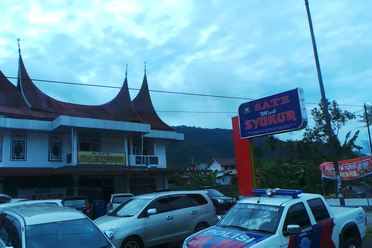 Nikmatnya Sate Padang & Teh Talua di Mak Syukur