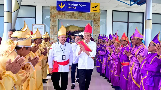 Presiden Joko Widodo atau Jokowi dianugerahi gelar adat oleh Dewan Adat Talaud, Sulawesi Utara.