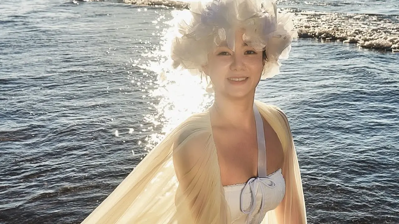 Potret Park Na-rae Tampil Bak Dewi Laut dalam Pemotretan Solo Wedding di Pantai Jeju